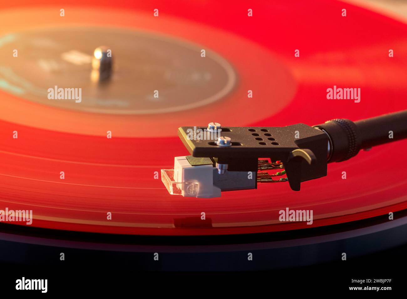Schallplattenspieler mit einer roten Langspielplatte *** Schallplattenspieler mit roter Langspielplatte Stockfoto