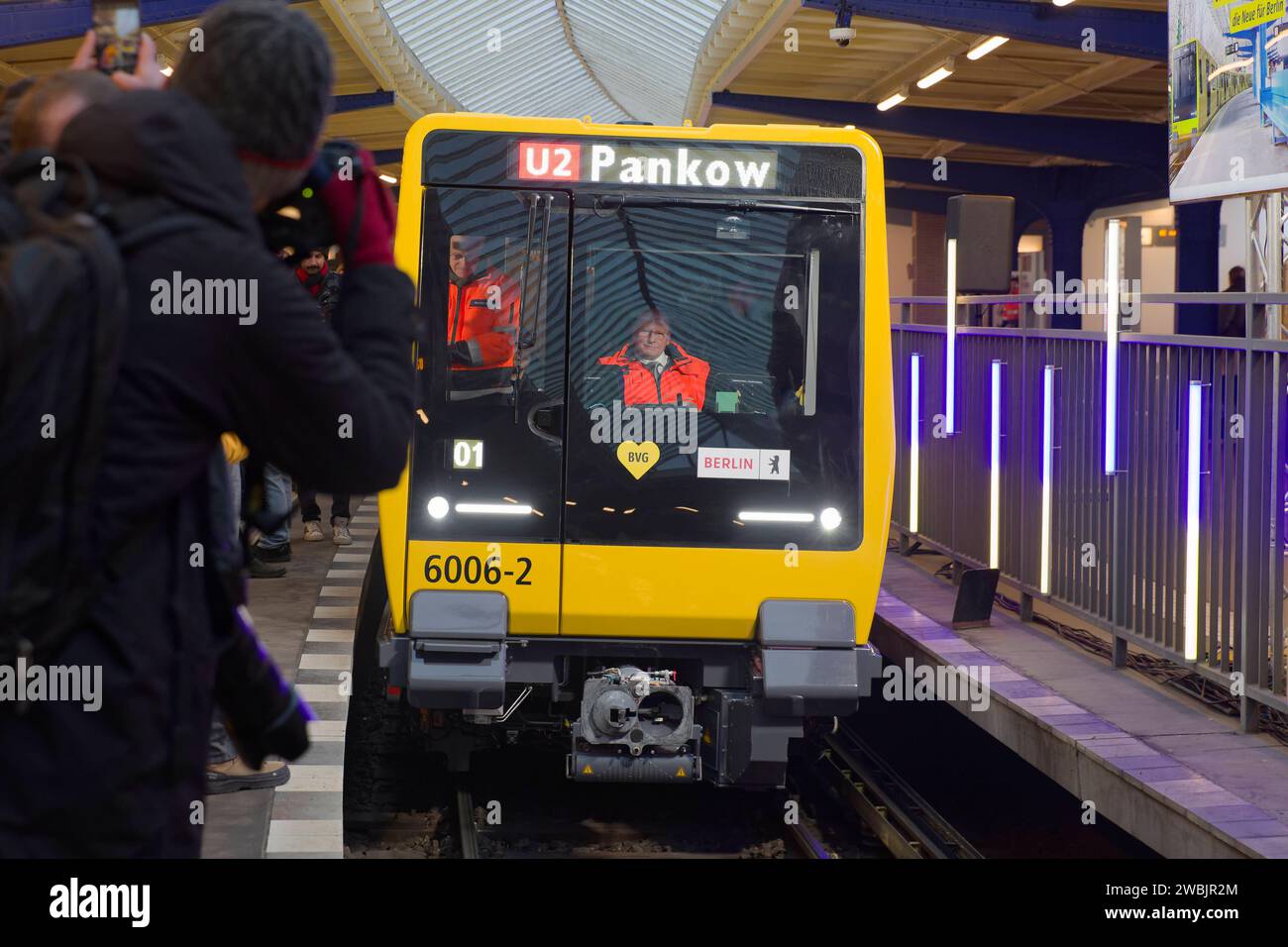 BVG stellt neue U-Bahn Reihe JK vor 11. Januar 2024 - Deutschland, Berlin - Übergabe des Premierenfahrzeugs der nächsten Berliner U-Bahngeneration an die Berliner Verkehrsbetriebe BVG im U-Bahnhof Olympia-Stadion. Das von Stadler Deutschland in Berlin entwickeltes und gebaute Fahrzeug ist das erste von 24 neuen Zügen der Baureihen J und JK, von denen je12 im Klein- und im Großprofil umfassende Tests durchlaufen. Im Bild v.l. Jenny Zeller, BVG-Vorständin Personal und Soziales, jure Mikolcic, CEO Stadler Deutschland, Kai Wegner CDU, Regierender Bürgermeister von Berlin, Manja Schreiner CDU, Senatori Stockfoto