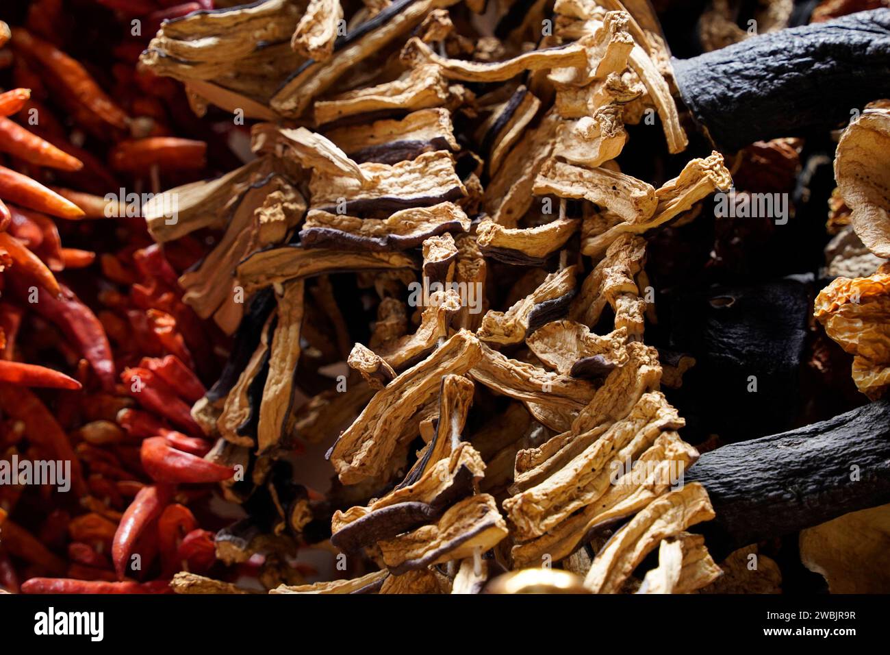 Getrocknete Auberginen, Paprika, Gurken und Okra auf dem Istanbuler Basar Markt. Getrocknetes Gemüse zum Kochen im Winter Stockfoto