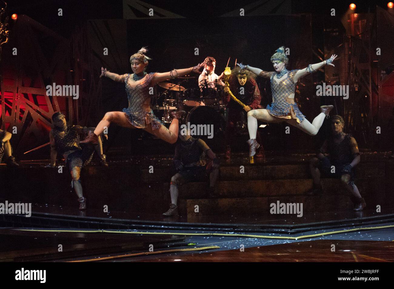 London, Großbritannien. Januar 2024. Im Bild: Akrobaten treten auf dem Powertrack in Cirque du Soleil's „Alegria - in a New Light“ in der Royal Albert Hall auf. Quelle: Justin Ng/Alamy Live News Stockfoto