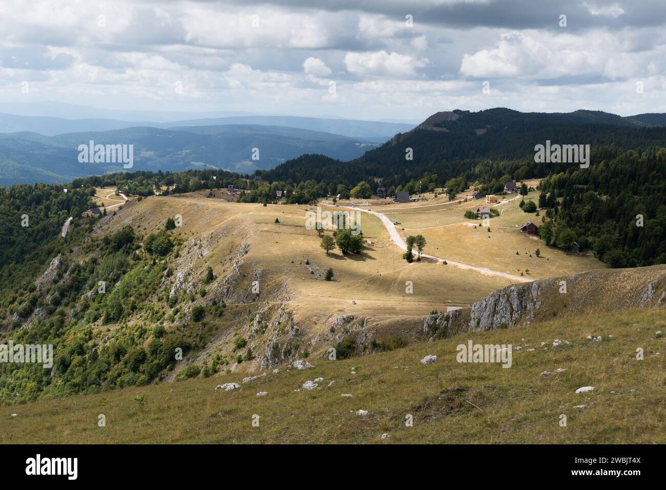 Sonnendurchflutete Landschaft des Vlasic Berges, bewölkter Himmel Stockfoto