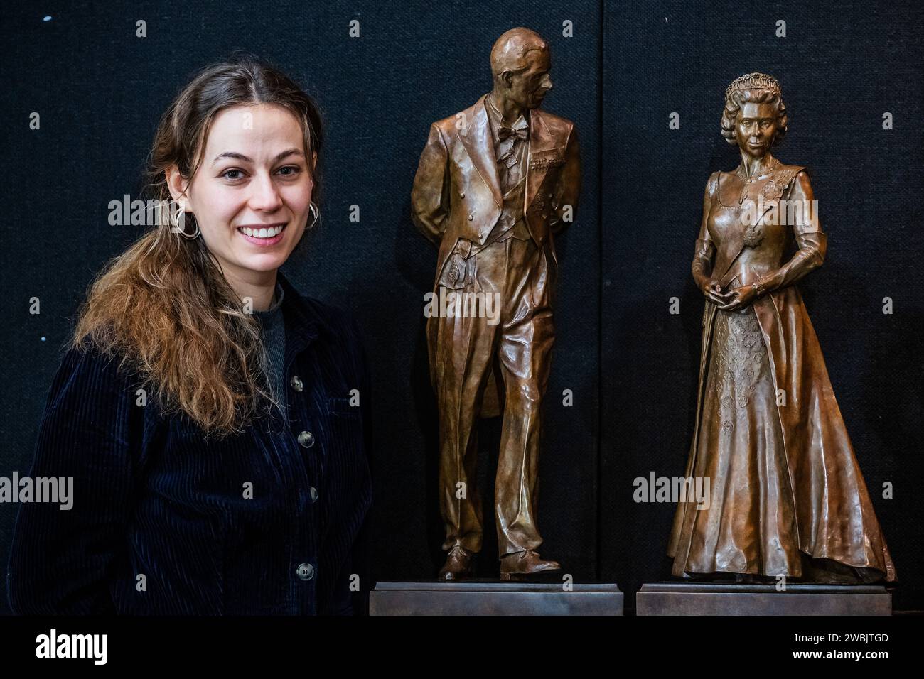 London, Großbritannien. Januar 2024. Die Queen Elizabeth Scholarship Trust Gelehrte, Poppy Field, zeigt ihre Bronzemasken ihrer Royal Albert Hall Monuments von Queen Elizabeth II und Prince Philip, die von HM King Charles III und Queen Camilla im November enthüllt wurden - die Mayfair Antiques & Fine Art Fair, London Marriott Hotel Grosvenor Square. Guy Bell/Alamy Live News Stockfoto