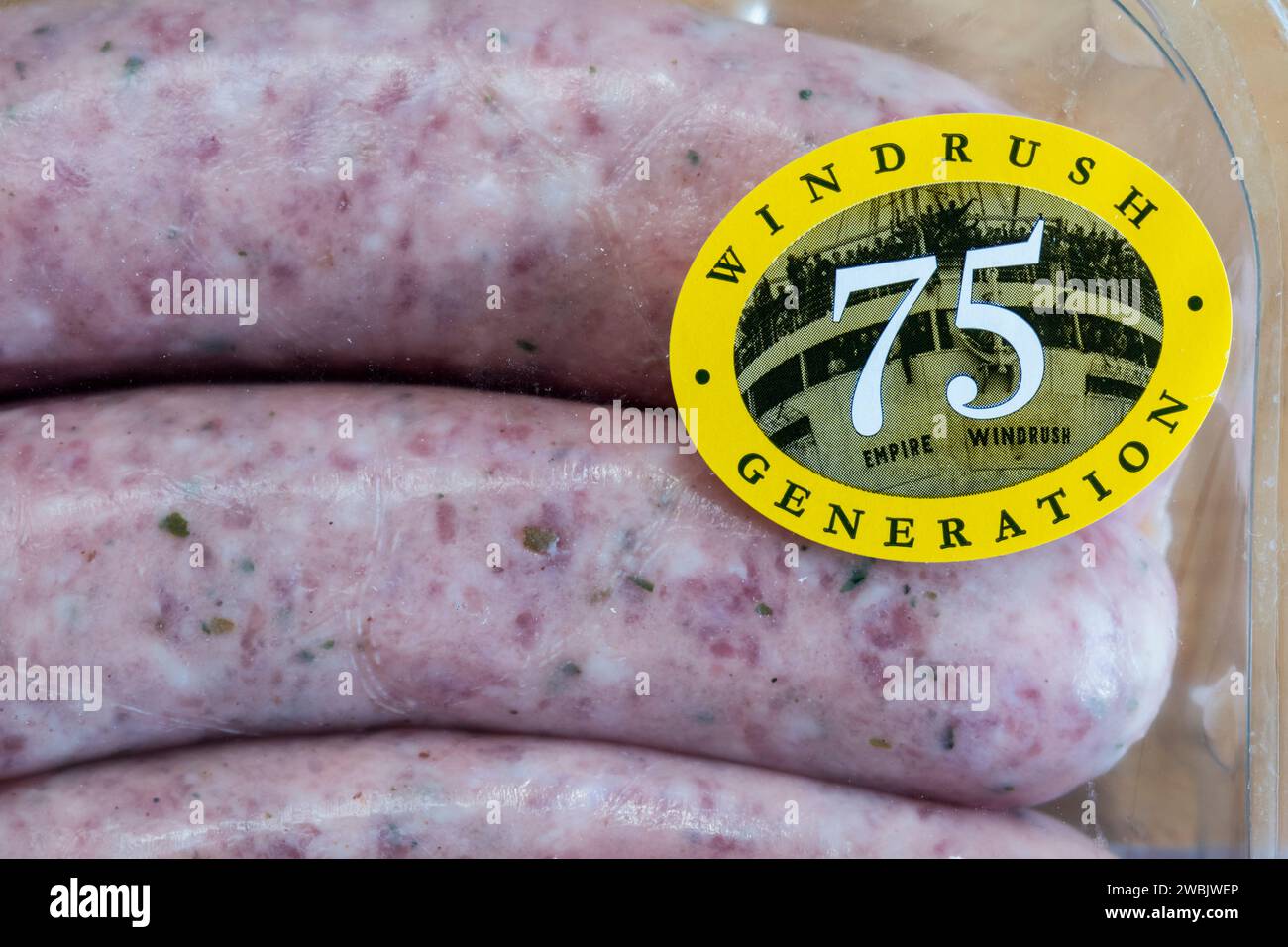 Ein Aufkleber zum Jubiläum der Windrush Generation 75 auf einer Packung Premium-Schweinefleisch-Würstchen von Black Farmer. Stockfoto