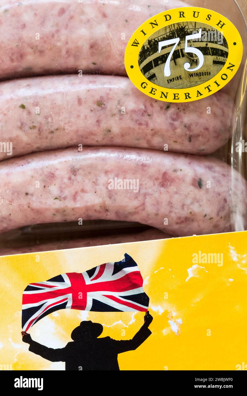 Ein Aufkleber zum Jubiläum der Windrush Generation 75 auf einer Packung Premium-Schweinefleisch-Würstchen von Black Farmer. Stockfoto