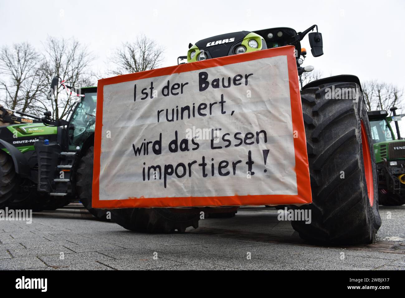 Bauern Protestieren Mit Traktoren Auf 6.1.2024 In Heide Stockfoto