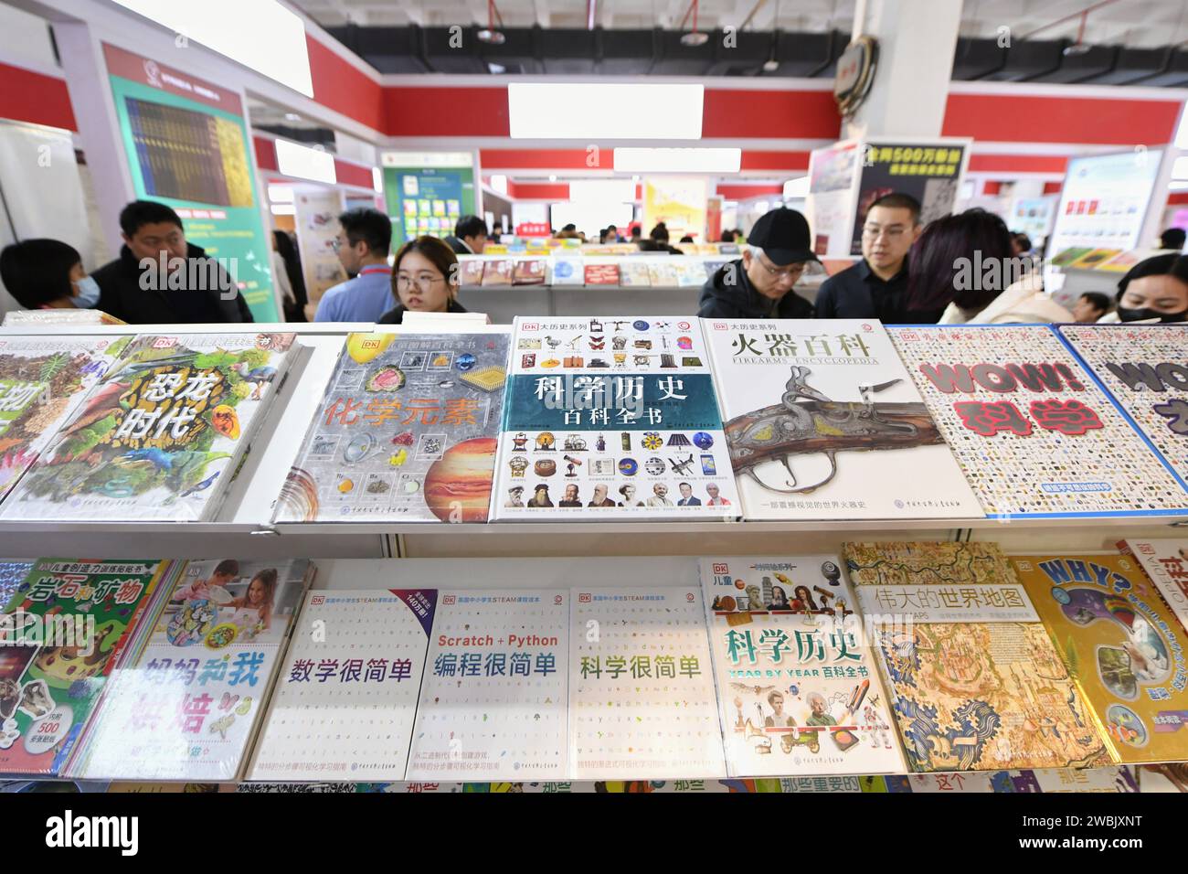 Peking, China. Januar 2024. Besucher lesen Bücher auf der Buchmesse 2024 in Peking, Hauptstadt Chinas, 11. Januar 2024. Mehr als 720 Aussteller nahmen an der Pekinger Buchmesse 2024 Teil, die am Donnerstag begann und mehr als 400.000 Bucharten präsentierte. Quelle: Ju Huanzong/Xinhua/Alamy Live News Stockfoto