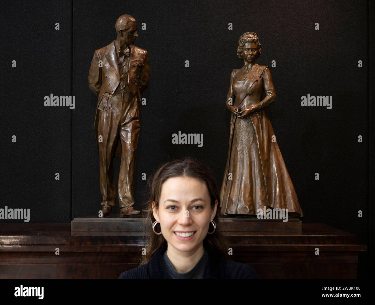 London; UK; 11. Januar; 2024. Die Mayfair Antiques & Fine Art Fair öffnet ab 11-14. Januar im Marriott Hotel am Grosvenor Square. Zu den Höhepunkten zählen: Queen Elizabeth Scholarship Trust Scholar, Poppy Field (Foto), die ihre Bronzemarketten ihrer Monumente der Royal Albert Hall von Queen Elizabeth II. Und Prince Philip zeigt, die im November von König Karl III. Und Königin Camilla enthüllt wurden. Dies wird das erste öffentliche Schaufenster der Maquetten sein, eine Chance, sie auf Augenhöhe zu sehen, nicht vor Ort in ihren Nischen auf der Südterrasse der Royal Albert Hall möglich. Quelle: Malcolm Park/Al Stockfoto