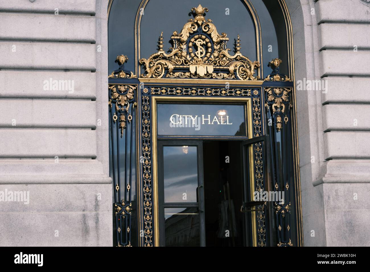 Blick auf das historische San Francisco Rathaus, San Francisco, Kalifornien, an einem sonnigen Tag, USA Stockfoto