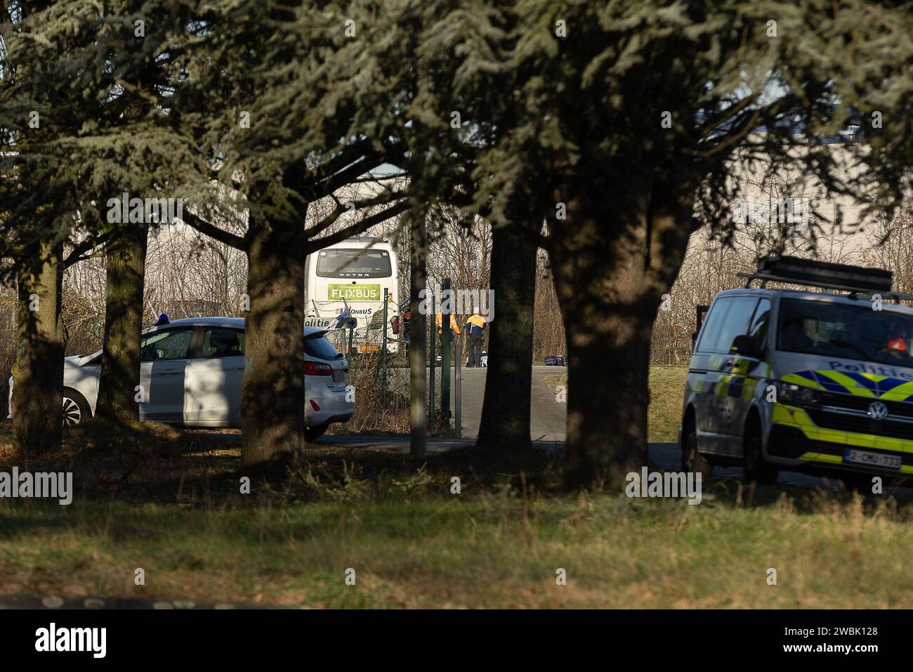 Wetteren, Belgien. Januar 2024. Die Abbildung zeigt einen Flixbus auf der Weitenpolizei Wetteren, Donnerstag, 11. Januar 2024. In Wetteren, Ostflandern, hielt die Straßenpolizei am Donnerstagmorgen einen Flixbus-Bus an, nachdem ein Passagier mehrere Leute über einen Angriff redeten. Drei Personen wurden verhaftet und der Bus wird gerade überprüft. Der Bus war auf dem Weg von Lille (Frankreich) nach Brüssel. BELGA FOTO JAMES ARTHUR GEKIERE Credit: Belga News Agency/Alamy Live News Stockfoto