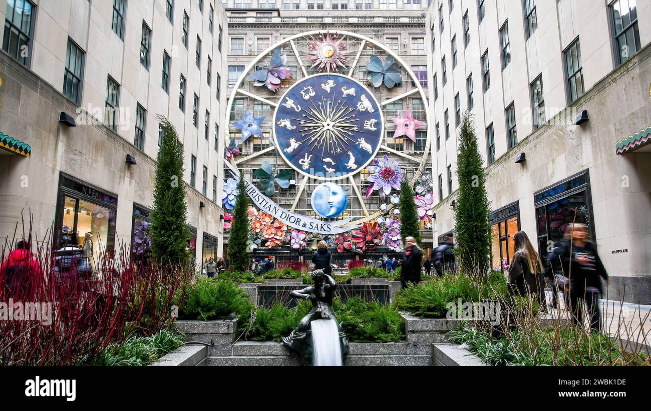 NEW YORK CITY, NEW YORK, USA - 10. JANUAR 2024: Wunderschöne Weihnachtsdekoration auf Saks in der Fifth Avenue mit Fußgängern. Stockfoto