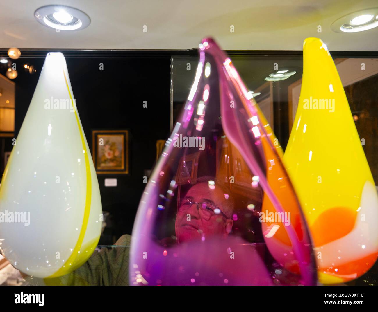 London; UK; 11. Januar; 2024. Die Mayfair Antiques & Fine Art Fair öffnet ab 11-14. Januar im Marriott Hotel am Grosvenor Square. Zu den Highlights gehören: Farbige Glaswaren auf dem Markov-Stand. Quelle: Malcolm Park/Alamy Live News Stockfoto