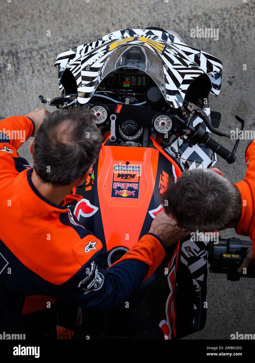 Draufsicht auf Brad Binders KTM Red Bull-Motorrad in den Gruben, bevor es zum Test 2024 auf der Rennstrecke von Valencia in Spanien aufbrechen wird. Stockfoto