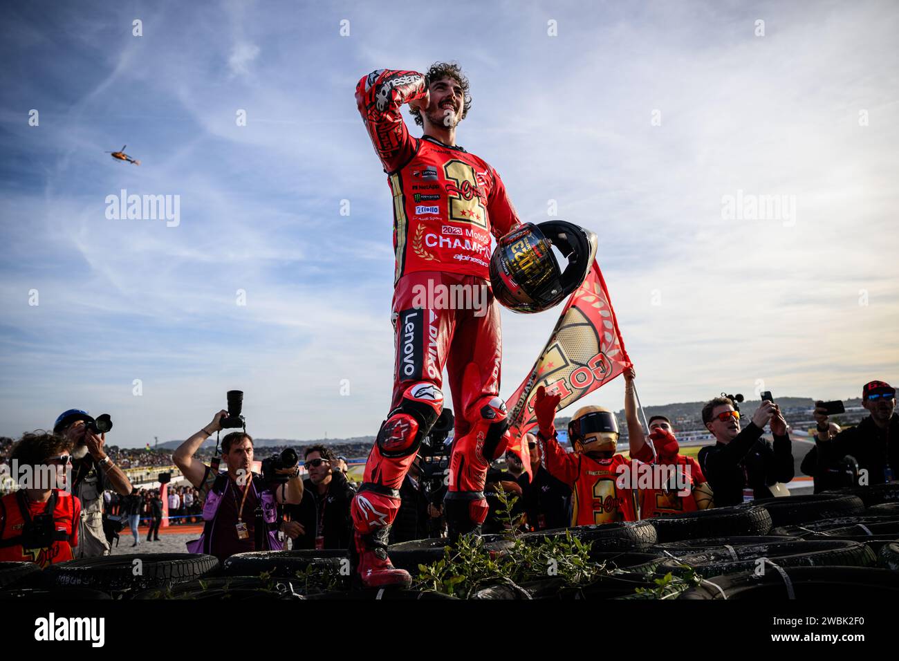 Der italienische MotoGP-Fahrer Pecco Francesco Bagnaia aus Ducati feierte die Weltmeisterschaft beim Motul Grand Prix von Valencia im November 2023, Spanien. Stockfoto