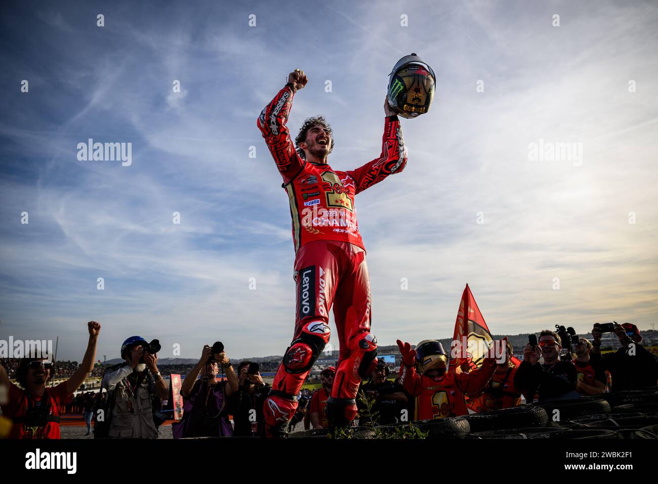 Der italienische MotoGP-Fahrer Pecco Francesco Bagnaia aus Ducati feierte die Weltmeisterschaft beim Motul Grand Prix von Valencia im November 2023, Spanien. Stockfoto