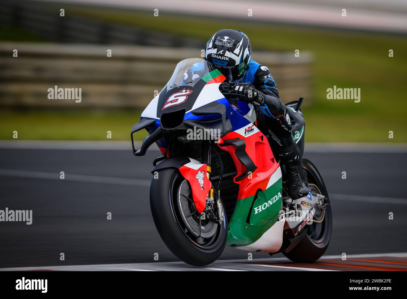 Französische MotoGP Rider Nr. 5 Johan Zarco Training beim Test 2024 mit dem LCR Honda Castrol Team auf der Strecke von Valencia. Stockfoto