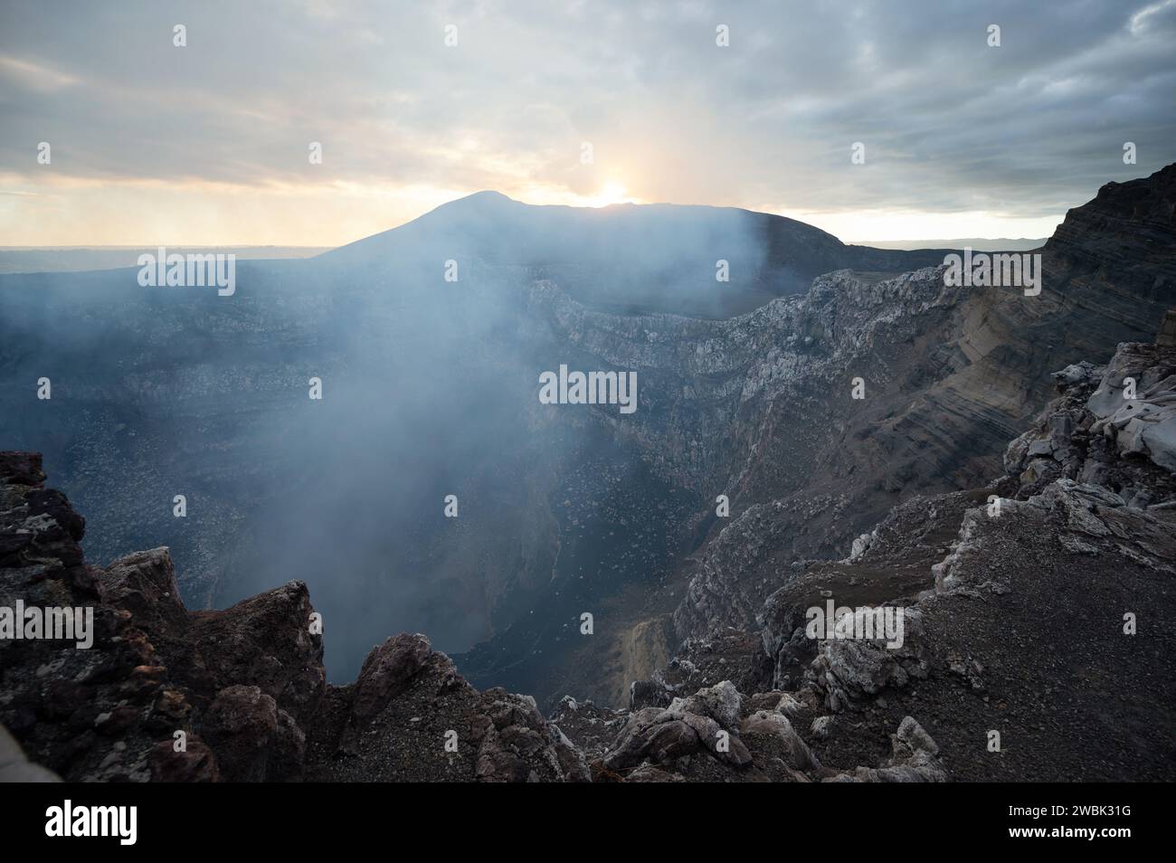 Emissionstase steigen aus dem Masaya-Krater auf dem Hintergrund des Sonnenuntergangs auf Stockfoto