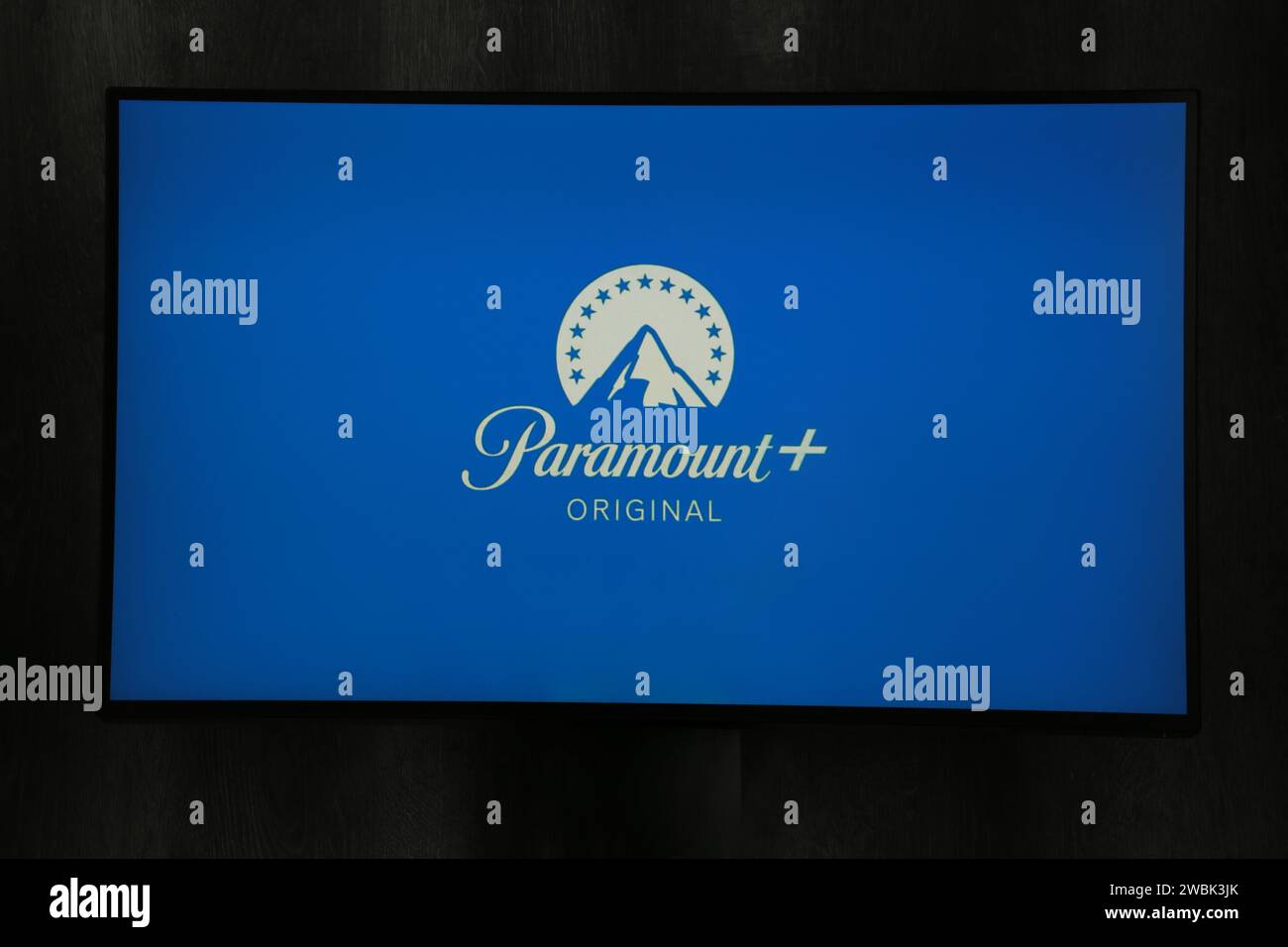Nikolaev, Ukraine - 20. November 2021. In dieser Abbildung ist der Hintergrund des Paramount Pictures Corporation-Logos zu sehen. Draufsicht. Stockfoto