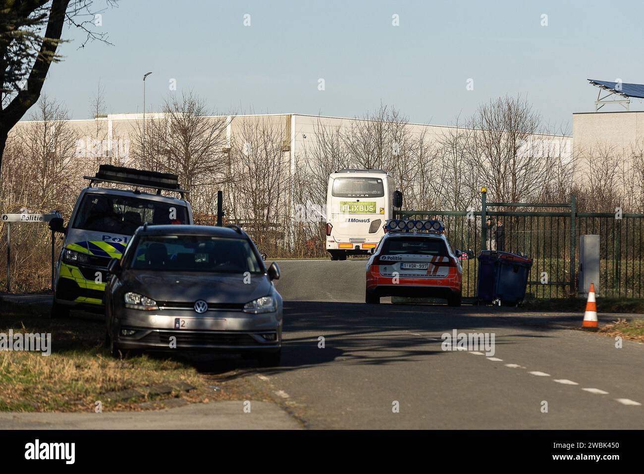 Wetteren, Belgien. Januar 2024. Die Abbildung zeigt einen Flixbus auf der Weitenpolizei Wetteren, Donnerstag, 11. Januar 2024. In Wetteren, Ostflandern, hielt die Straßenpolizei am Donnerstagmorgen einen Flixbus-Bus an, nachdem ein Passagier mehrere Leute über einen Angriff redeten. Drei Personen wurden verhaftet und der Bus wird gerade überprüft. Der Bus war auf dem Weg von Lille (Frankreich) nach Brüssel. BELGA FOTO JAMES ARTHUR GEKIERE Credit: Belga News Agency/Alamy Live News Stockfoto