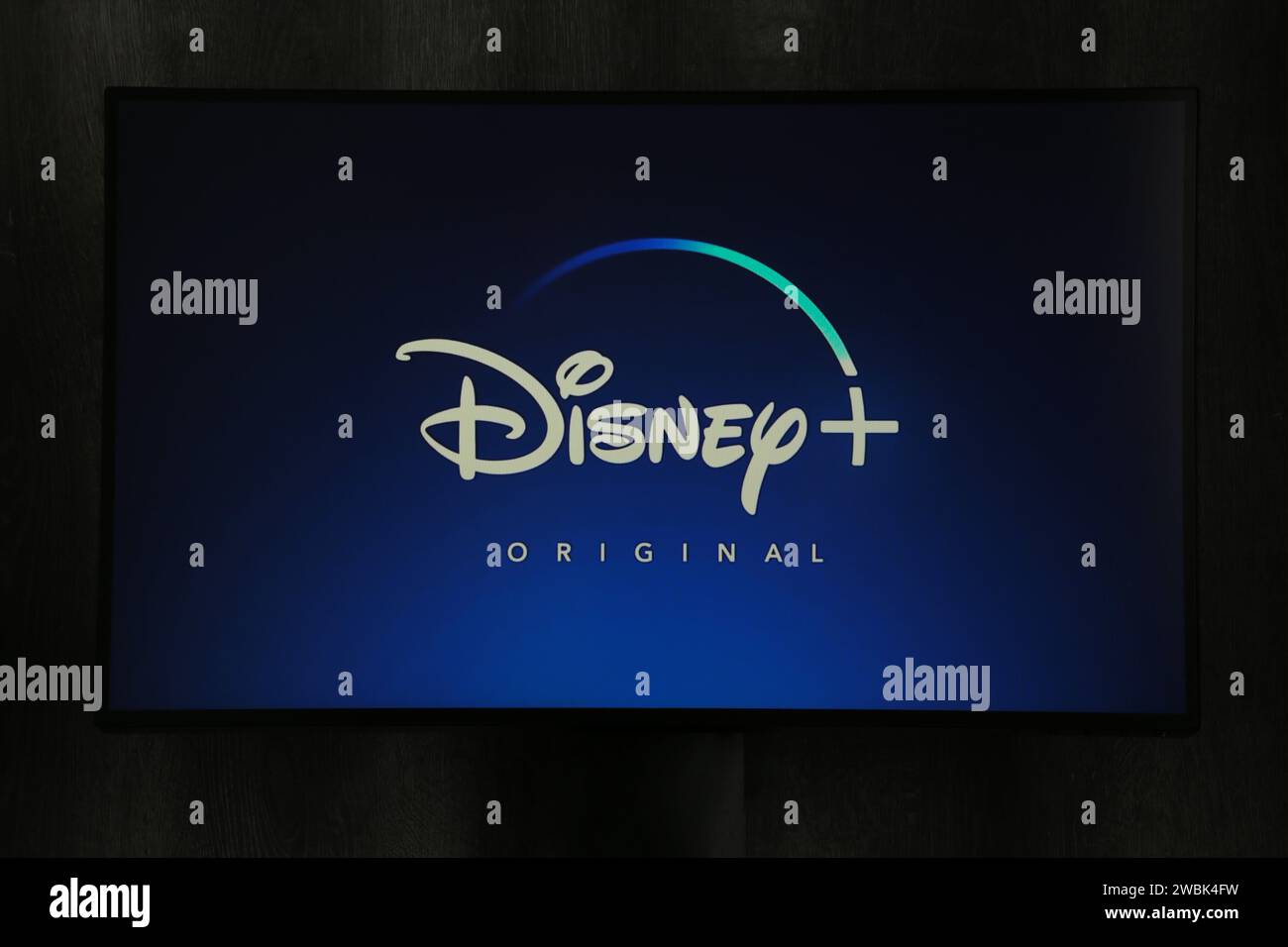 Nikolaev, Ukraine - 20. November 2021. In dieser Abbildung ist der Hintergrund des Disney-Logos zu sehen. Draufsicht. Stockfoto