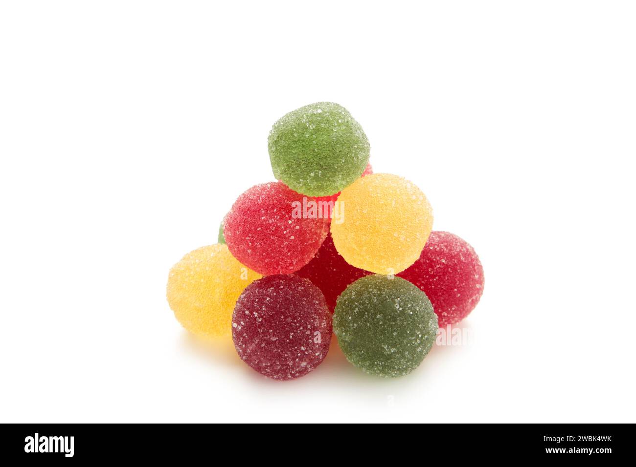 Marmeladenkugeln isoliert auf weißem Hintergrund Nahaufnahme. Draufsicht Stockfoto