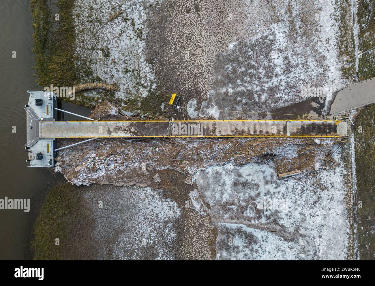 Dresden, Deutschland. Januar 2024. Die Flotsam ist nach dem letzten Hochwasser bis zur Elbe-Fähranlegestelle im Stadtteil Neustadt eingefroren. Die Dresdner Elbfähren werden derzeit von ihr befreit. Spätestens Anfang nächster Woche sollen alle Verbindungen im Stadtgebiet wieder bedient werden können. (Luftaufnahme mit Drohne) Credit: Robert Michael/dpa/Alamy Live News Stockfoto