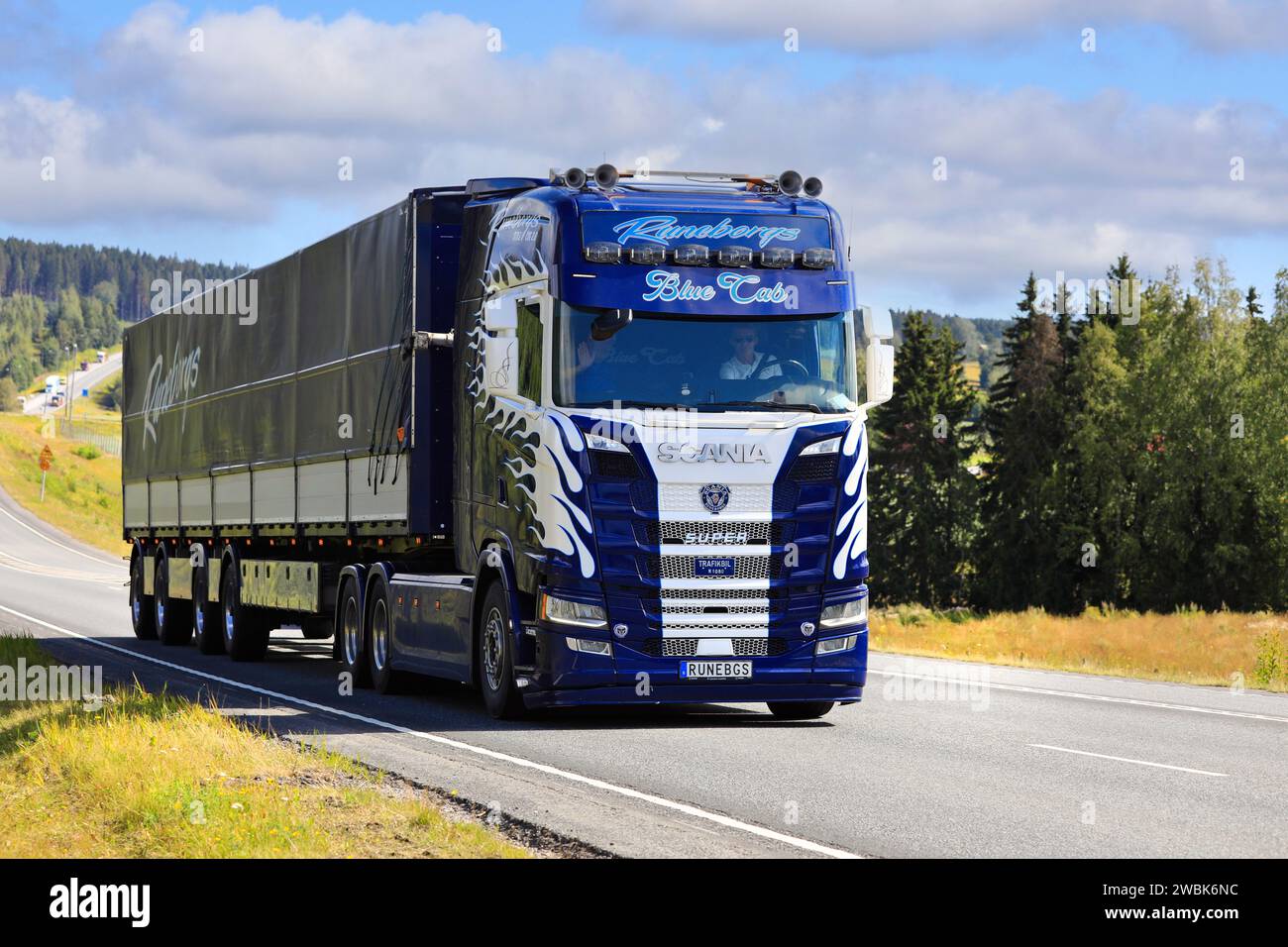 Maßgeschneidertes Scania Truck Blue Cab von Runeborgs Akeri, Schweden, im Lkw-Konvoi zur Power Truck Show 2023. Autobahn 3, Finnland. August 2023. Stockfoto