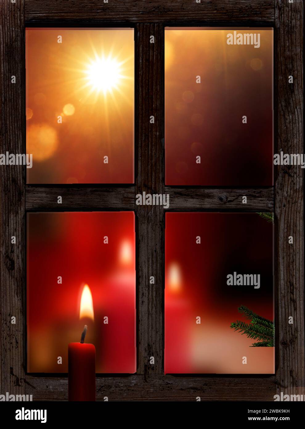Reflexion in einem alten Holzfenster mit Kerze im Winter Stockfoto