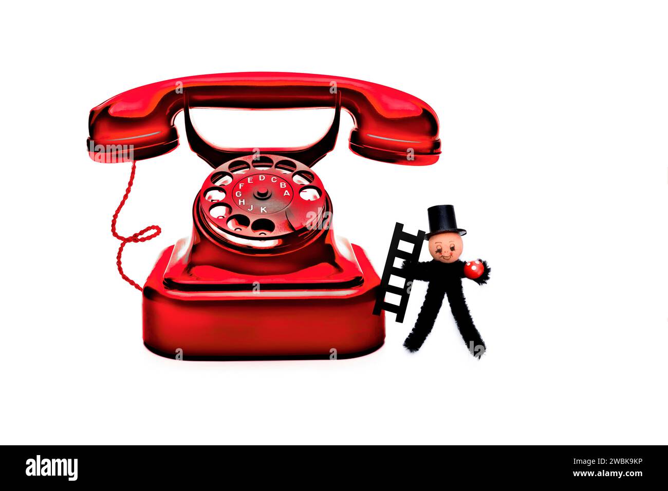 Rotes Telefon mit Kamin auf weißem Hintergrund Stockfoto