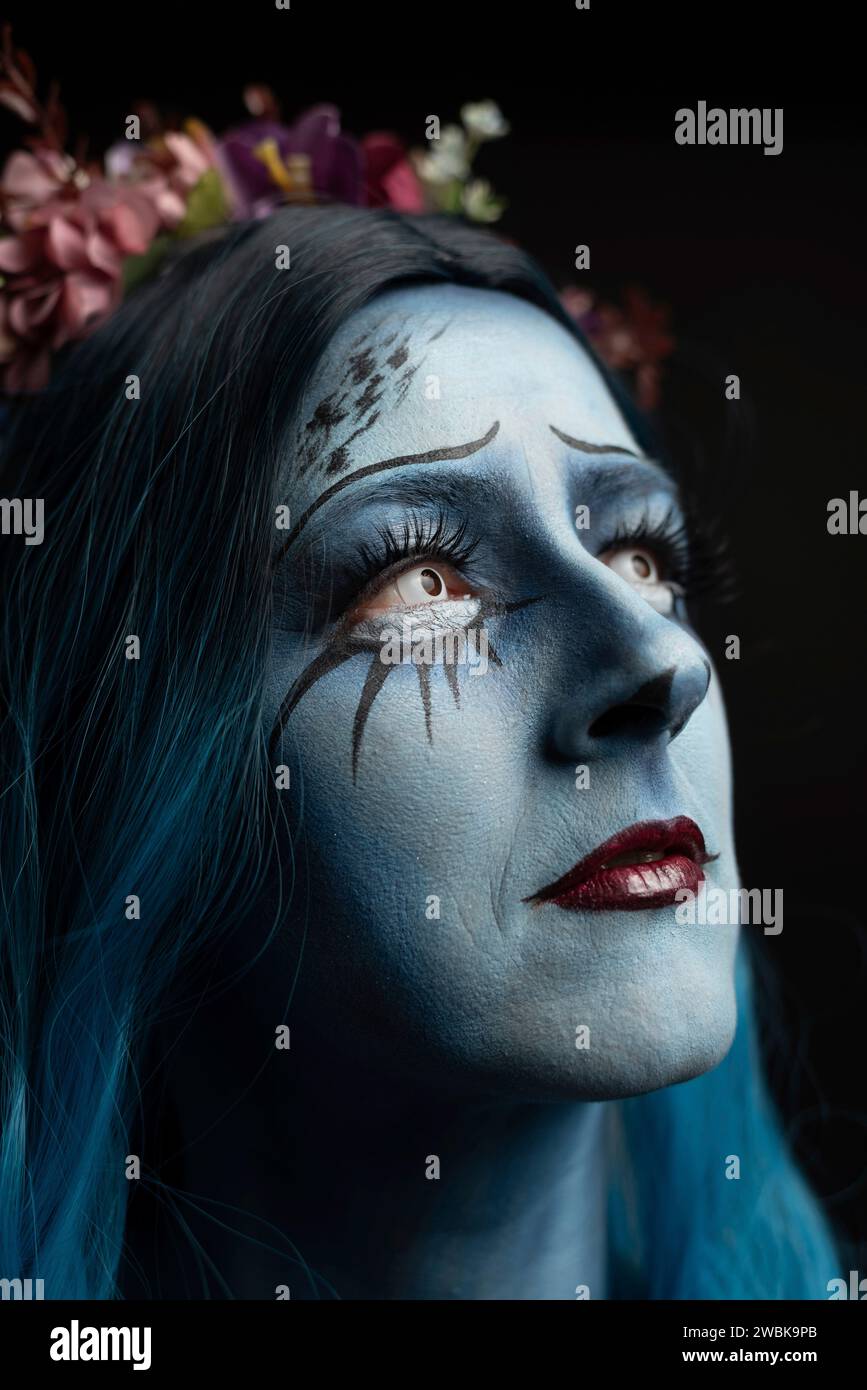 Maskierte Frau, geschminkt für Halloween, erinnert an den Zeichentrickfilm Corpse Bride, Wedding with a Corpse Stockfoto
