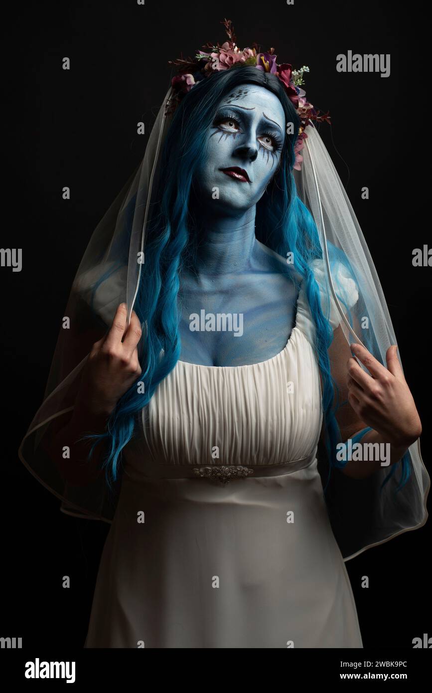 Maskierte Frau, geschminkt für Halloween, erinnert an den Zeichentrickfilm Corpse Bride, Wedding with a Corpse Stockfoto