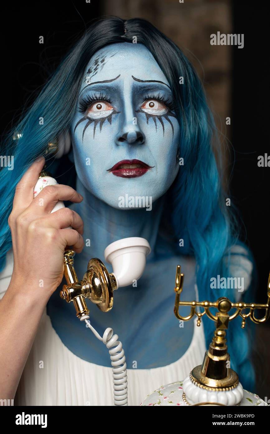 Eine maskierte Frau am Telefon, die für Halloween erfunden wurde, erinnert an den Zeichentrickfilm Corpse Bride, Wedding with a Corpse Stockfoto