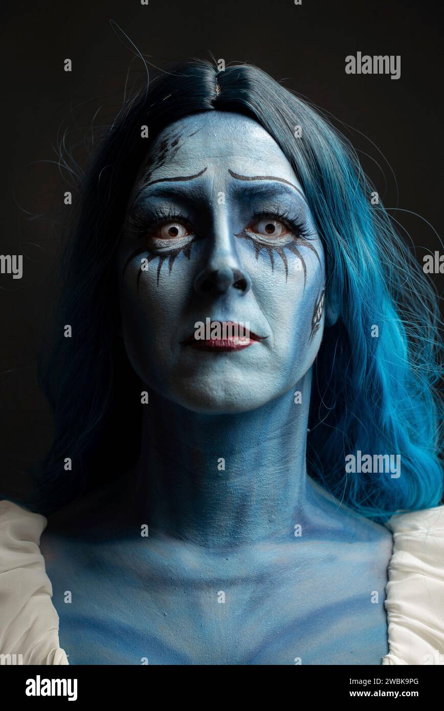 Maskierte Frau, geschminkt für Halloween, erinnert an den Zeichentrickfilm Corpse Bride, Wedding with a Corpse Stockfoto