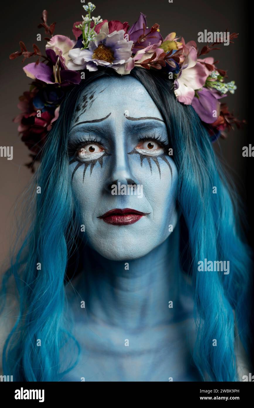 Maskierte Frau, geschminkt für Halloween, erinnert an den Zeichentrickfilm Corpse Bride, Wedding with a Corpse Stockfoto
