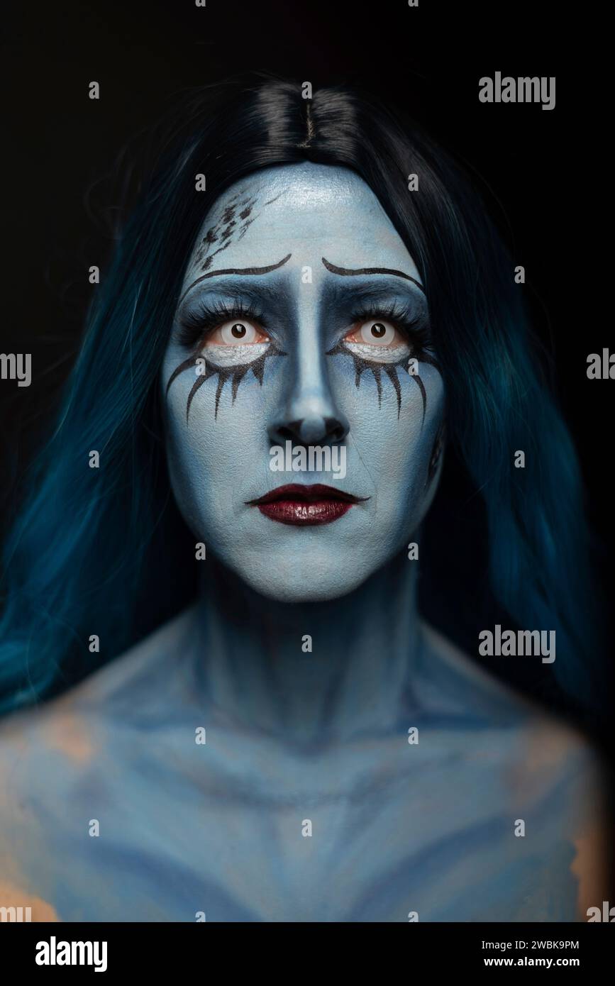 Maskierte Frau, geschminkt für Halloween, erinnert an den Zeichentrickfilm Corpse Bride, Wedding with a Corpse Stockfoto
