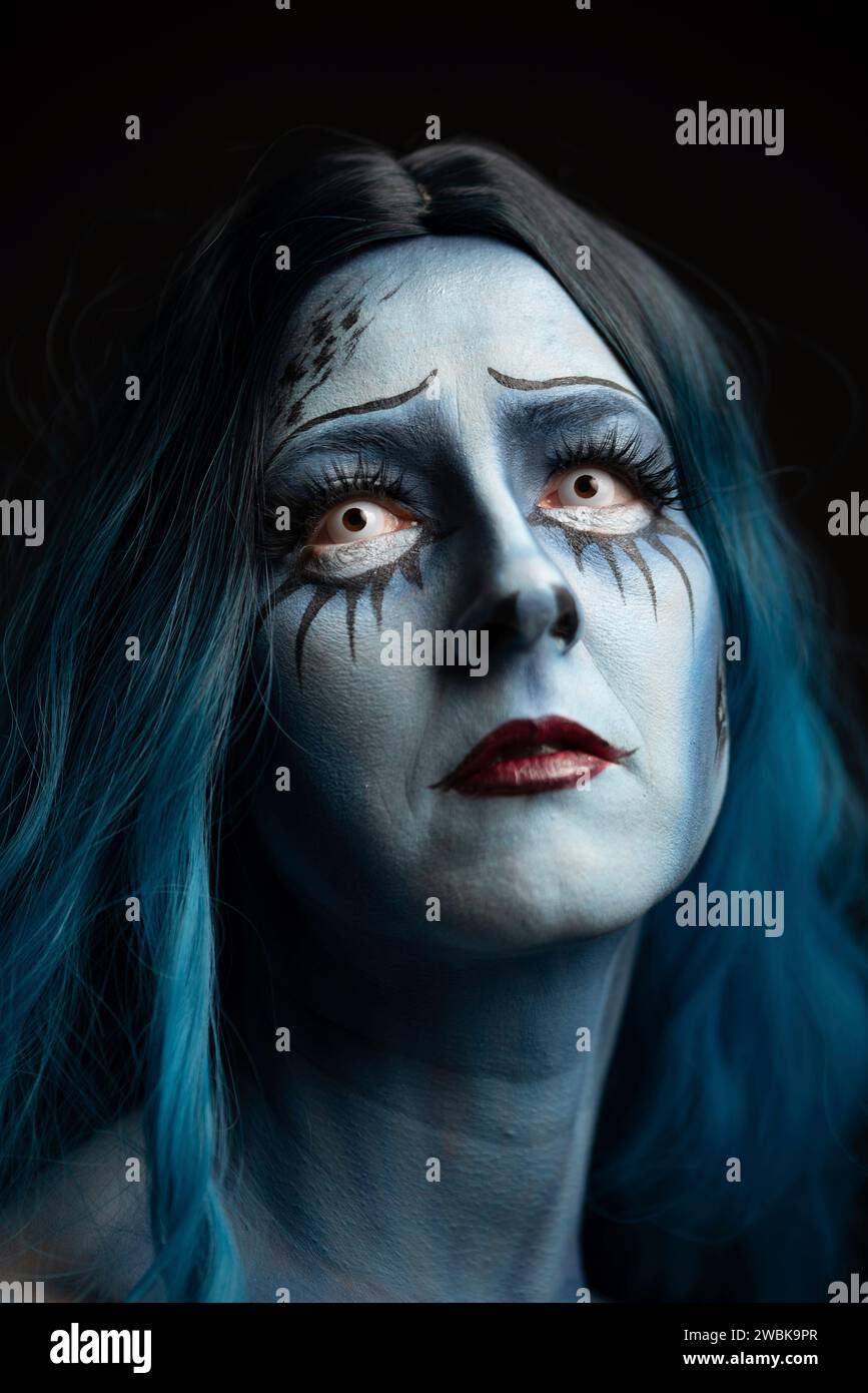 Maskierte Frau, geschminkt für Halloween, erinnert an den Zeichentrickfilm Corpse Bride, Wedding with a Corpse Stockfoto