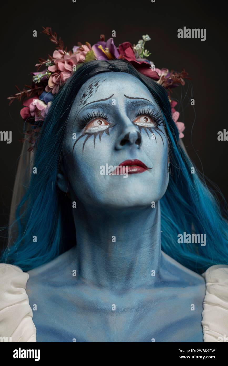 Maskierte Frau, geschminkt für Halloween, erinnert an den Zeichentrickfilm Corpse Bride, Wedding with a Corpse Stockfoto