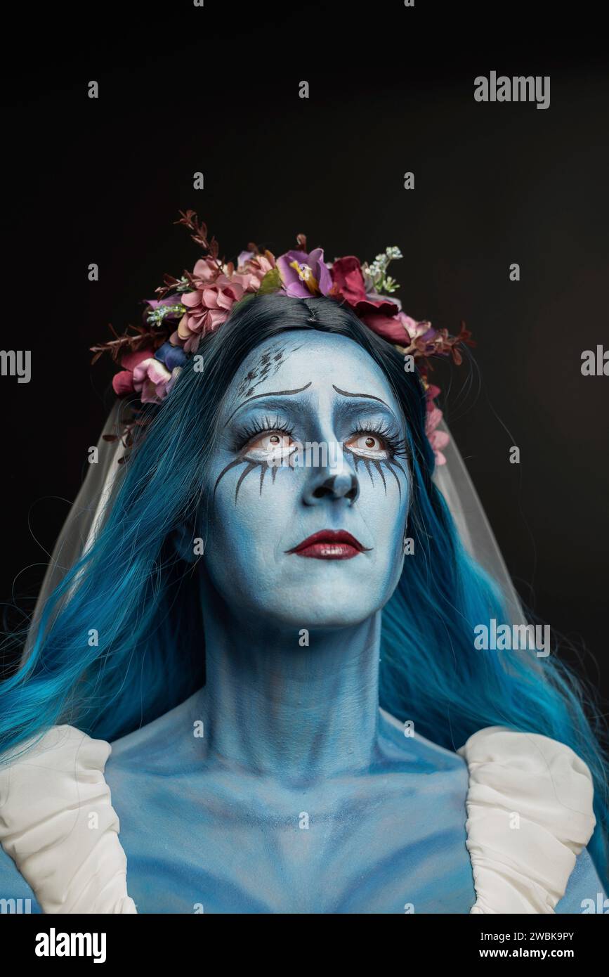 Maskierte Frau, geschminkt für Halloween, erinnert an den Zeichentrickfilm Corpse Bride, Wedding with a Corpse Stockfoto