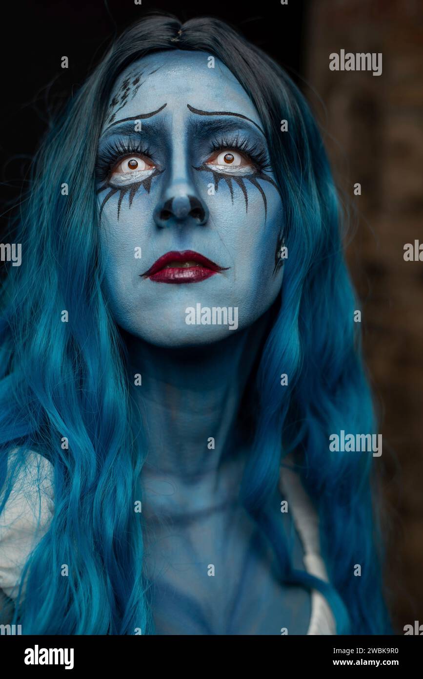 Maskierte Frau, geschminkt für Halloween, erinnert an den Zeichentrickfilm Corpse Bride, Wedding with a Corpse Stockfoto