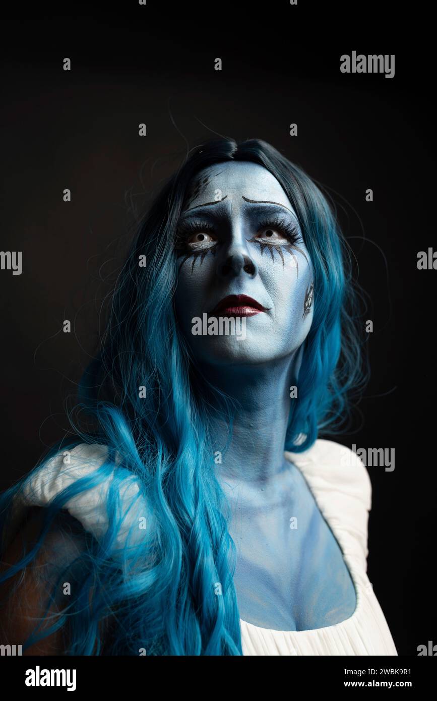 Maskierte Frau, geschminkt für Halloween, erinnert an den Zeichentrickfilm Corpse Bride, Wedding with a Corpse Stockfoto