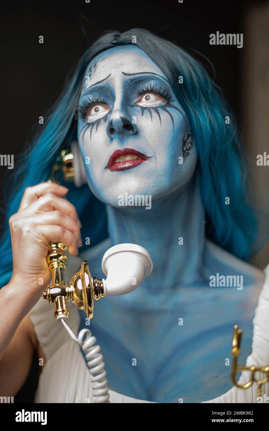 Eine maskierte Frau am Telefon, die für Halloween erfunden wurde, erinnert an den Zeichentrickfilm Corpse Bride, Wedding with a Corpse Stockfoto