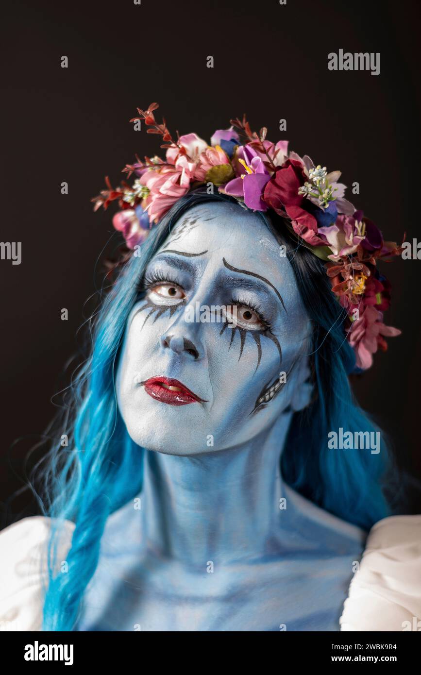 Maskierte Frau, geschminkt für Halloween, erinnert an den Zeichentrickfilm Corpse Bride, Wedding with a Corpse Stockfoto