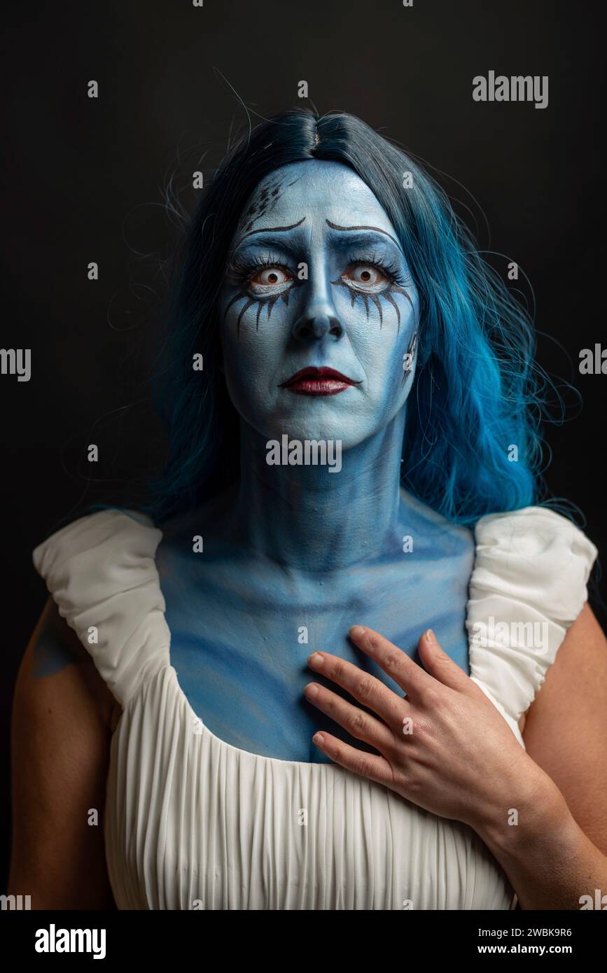 Maskierte Frau, geschminkt für Halloween, erinnert an den Zeichentrickfilm Corpse Bride, Wedding with a Corpse Stockfoto