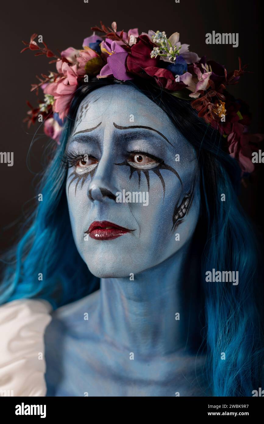 Maskierte Frau, geschminkt für Halloween, erinnert an den Zeichentrickfilm Corpse Bride, Wedding with a Corpse Stockfoto