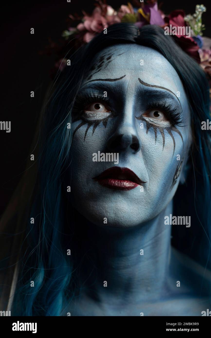 Maskierte Frau, geschminkt für Halloween, erinnert an den Zeichentrickfilm Corpse Bride, Wedding with a Corpse Stockfoto