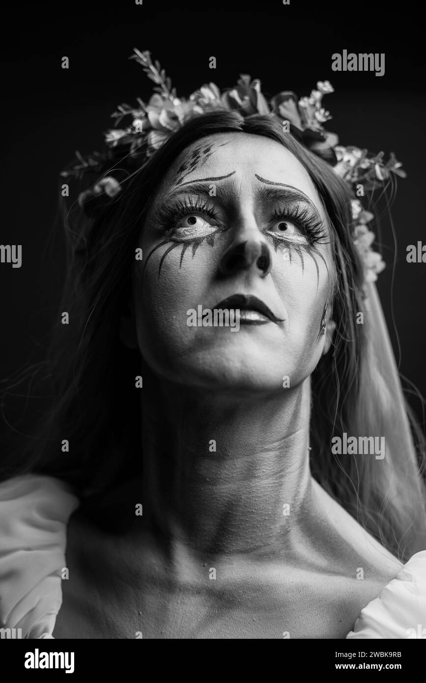 Maskierte Frau, geschminkt für Halloween, erinnert an den Zeichentrickfilm Corpse Bride, Wedding with a Corpse Stockfoto