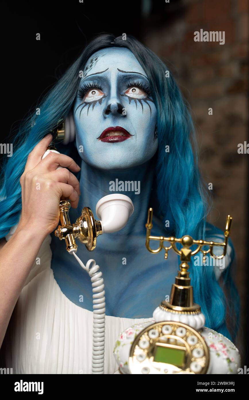 Eine maskierte Frau am Telefon, die für Halloween erfunden wurde, erinnert an den Zeichentrickfilm Corpse Bride, Wedding with a Corpse Stockfoto