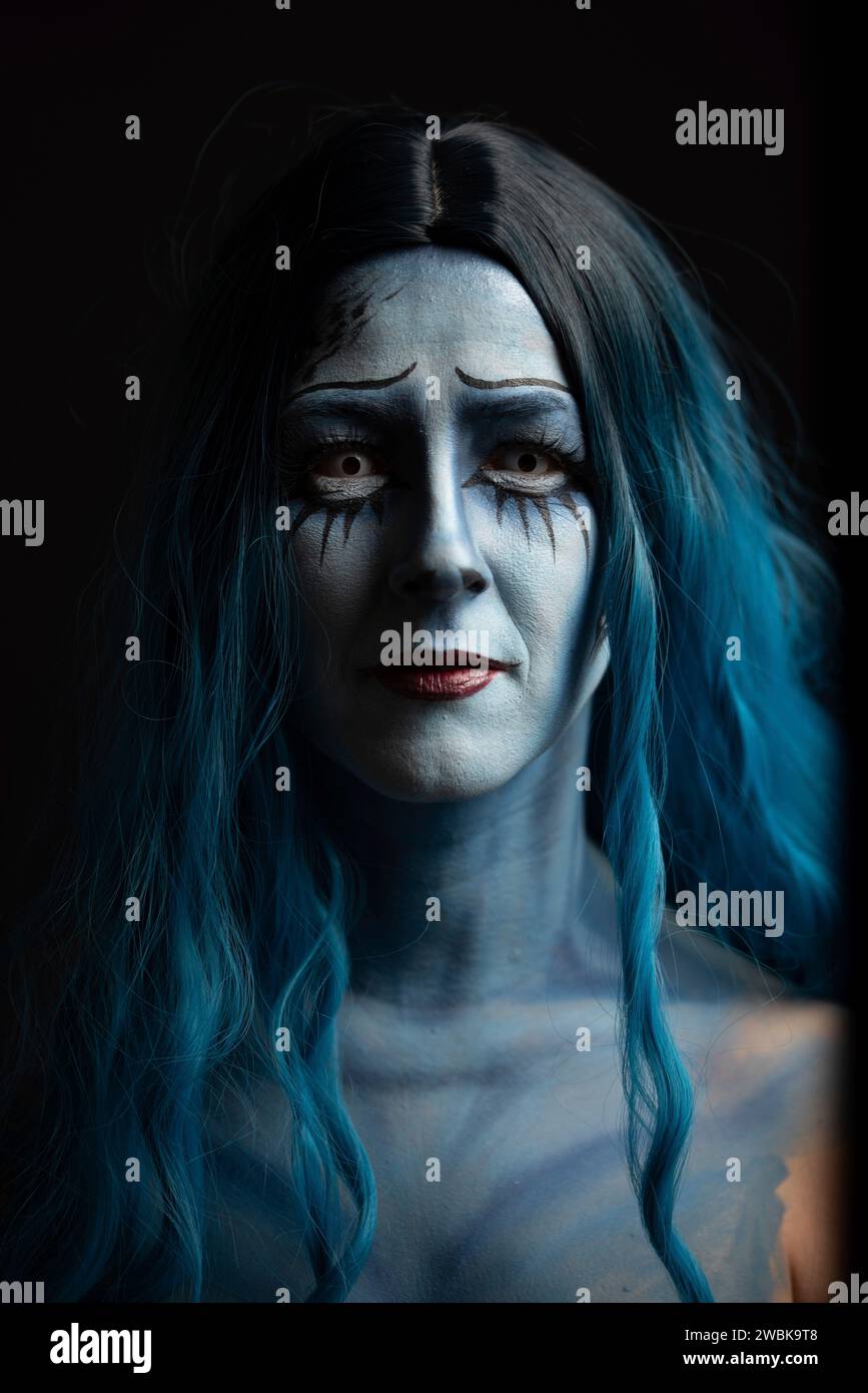 Maskierte Frau, geschminkt für Halloween, erinnert an den Zeichentrickfilm Corpse Bride, Wedding with a Corpse Stockfoto