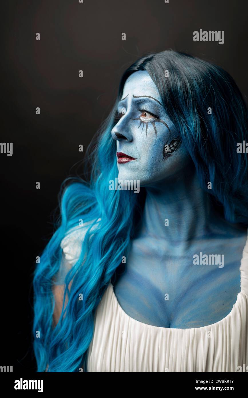 Maskierte Frau, geschminkt für Halloween, erinnert an den Zeichentrickfilm Corpse Bride, Wedding with a Corpse Stockfoto