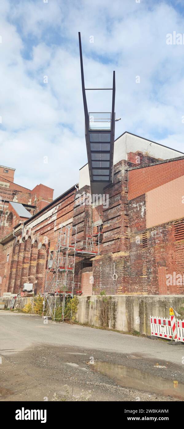 Der „Pol“ als diagonale Zugangsachse und Domenigs zentrales Motiv durchdringt das massive alte NS-Gebäude. (Nach Matthias Boeckl) Mitprojekt der Architekten Domenig und Wallner. Nationalsozialisten-Rallye-Gelände Nürnberg, Bayern, Deutschland Stockfoto