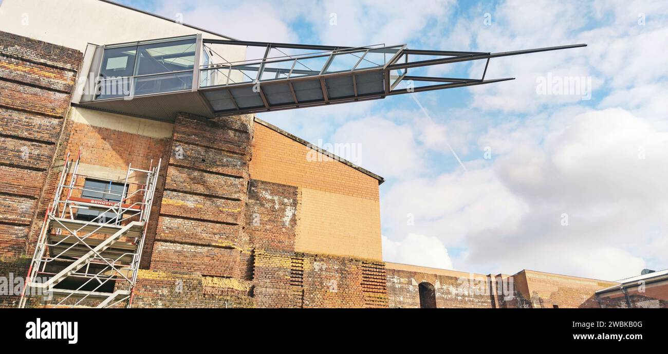 Der „Pol“ als diagonale Zugangsachse und Domenigs zentrales Motiv durchdringt das massive alte NS-Gebäude. (Nach Matthias Boeckl) Mitprojekt der Architekten Domenig und Wallner. Nationalsozialisten-Rallye-Gelände Nürnberg, Bayern, Deutschland Stockfoto